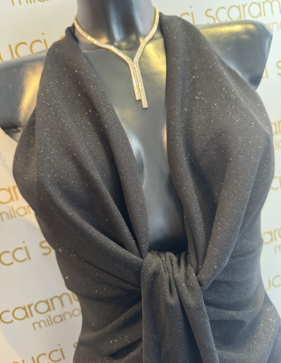 particolare scollo con collana